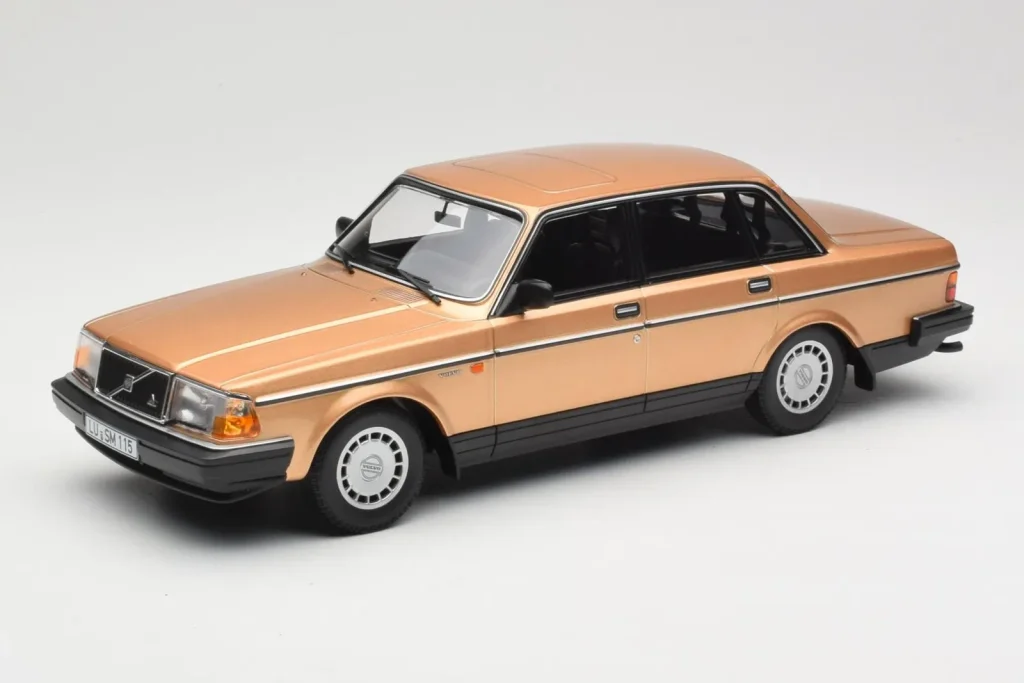 โมเดลรถ 1:18 Volvo 240 GL สีทอง Minichamps (มือสอง)