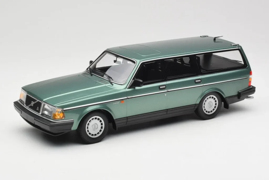 โมเดลรถ 1:18 Volvo 240 GL Estate สีเขียวเมทัลลิก Minichamps (มือสอง)