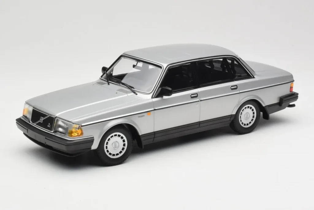โมเดลรถ 1:18 Volvo 240 GL สีเงิน Minichamps (มือสอง)