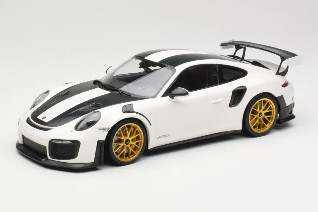 โมเดลรถ 1:18 Porsche 911 991.2 GT2 RS Weissach Package White With Golden Wheels Minichamps (มือสอง)