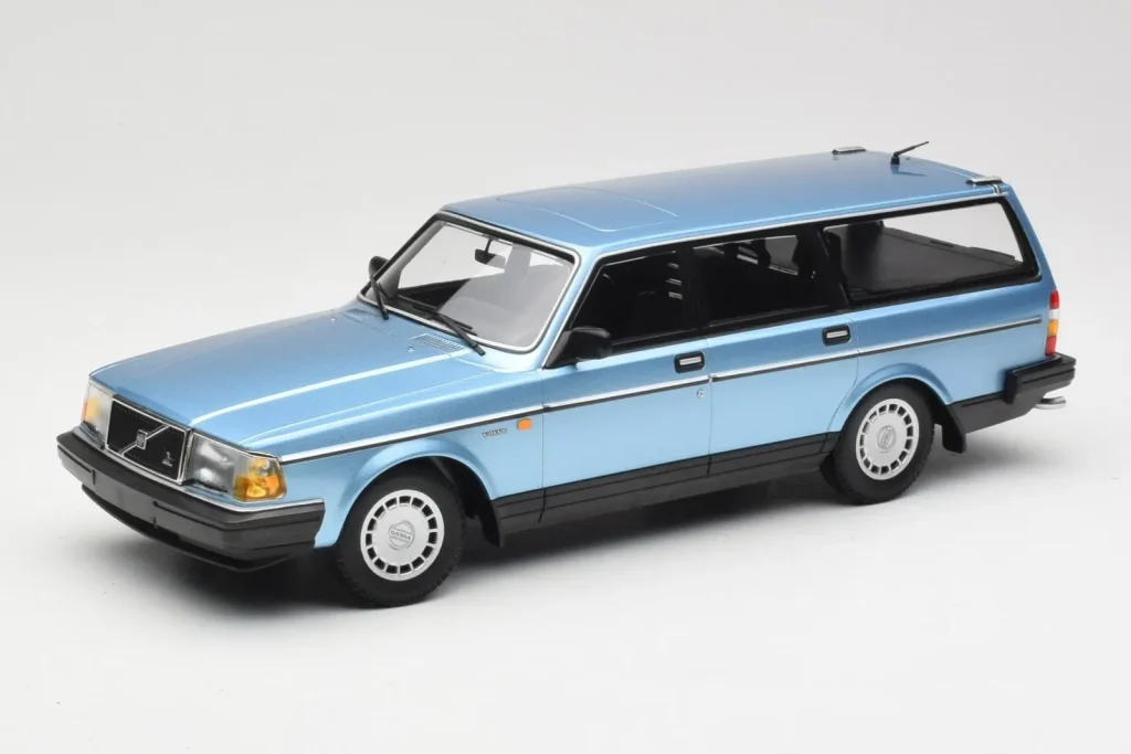 โมเดลรถ 1:18 Volvo 240 GL Estate สีน้ำเงินเมทัลลิก Minichamps (มือสอง)