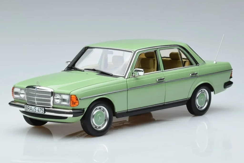 Model 1:18 Mercedes 200 W123 green Norev