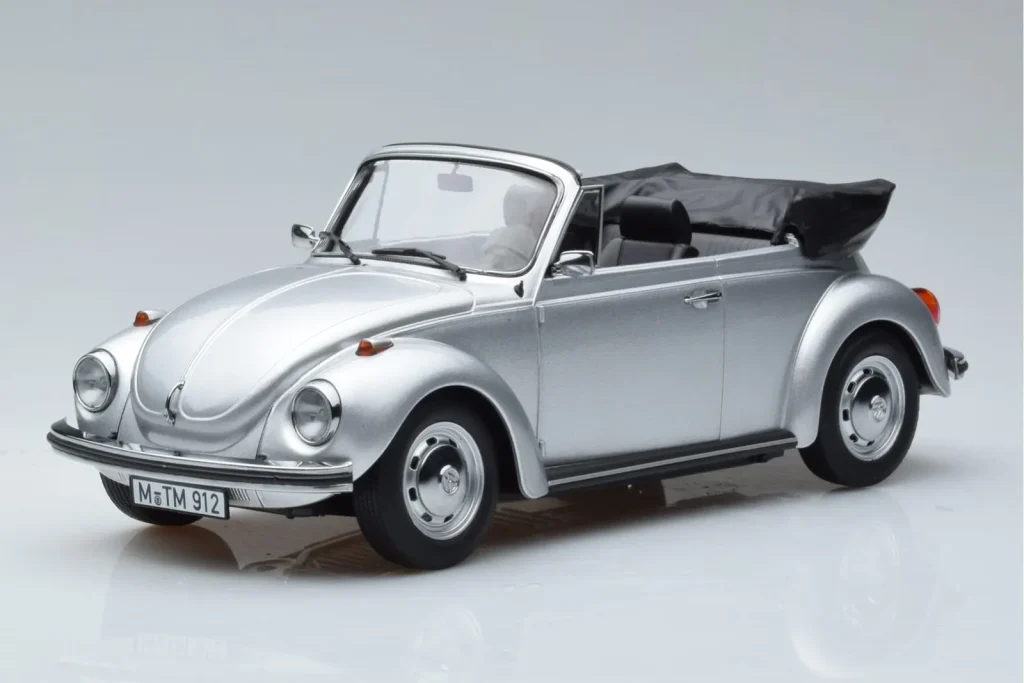 โมเดลรถ 1:18 Volkswagen Beetle 1303 Cabriolet สีเงิน Norev