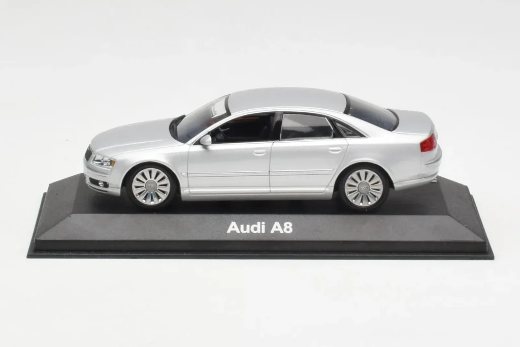 Model 1:43 Audi A8 D3 silver Minichamps