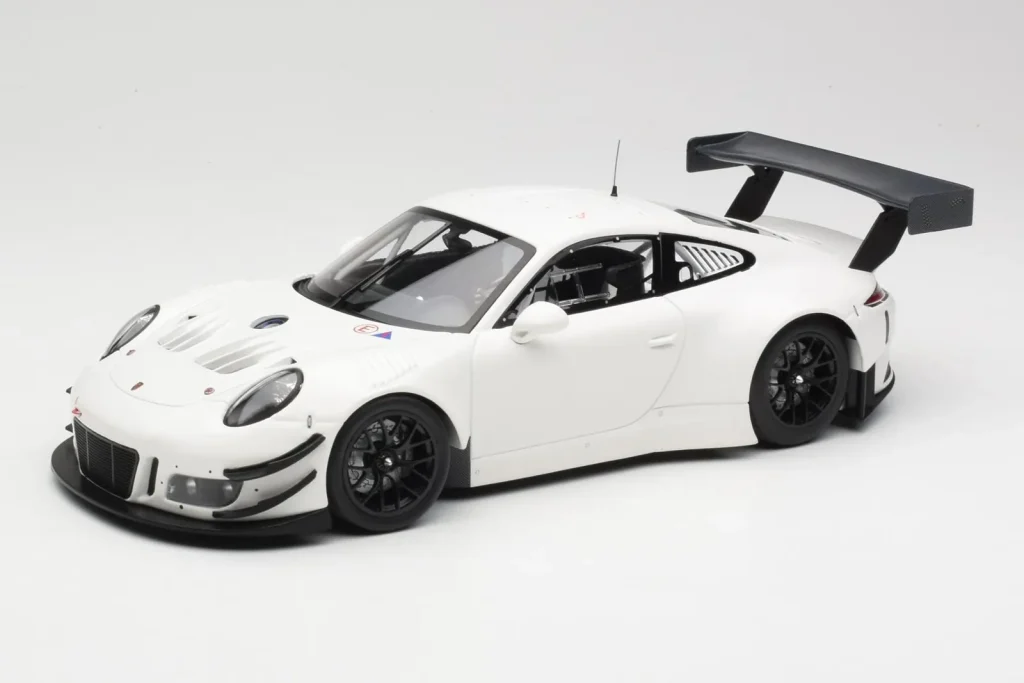 โมเดลรถ 1:18 Porsche 911 991.2 GT3 R White with Black Wheels Minichamps (มือสอง)