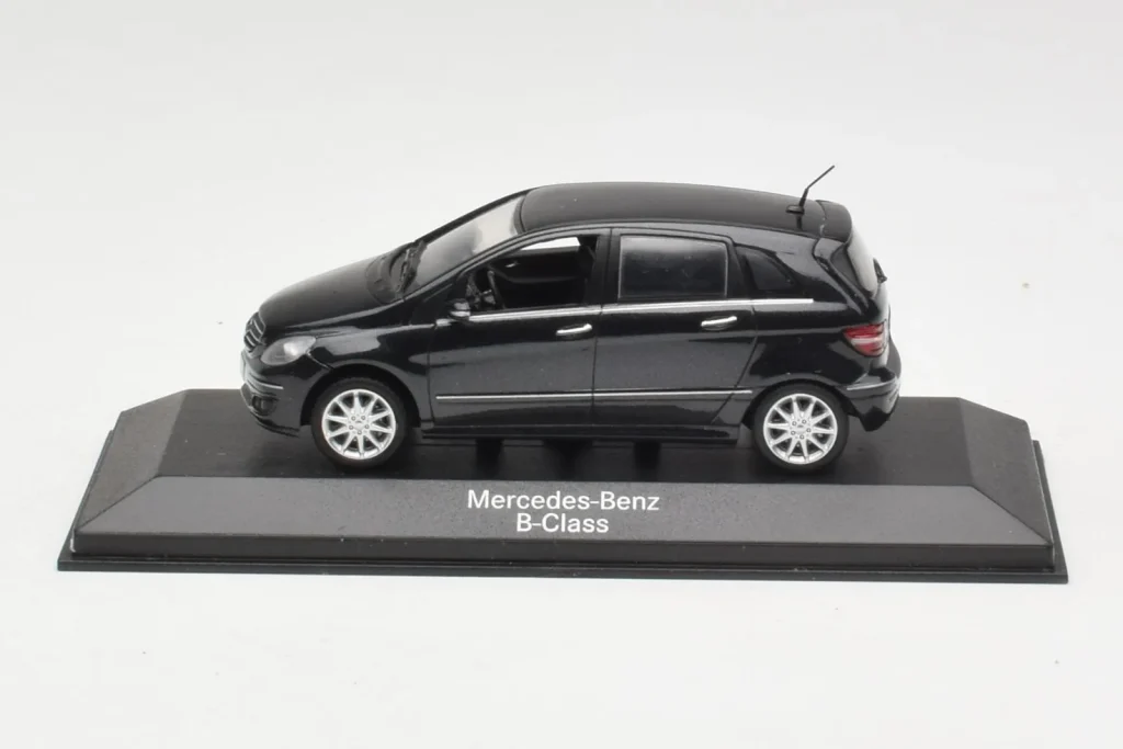车型 1:43 Mercedes B-Class W245 Cosmos 黑色 Minichamps