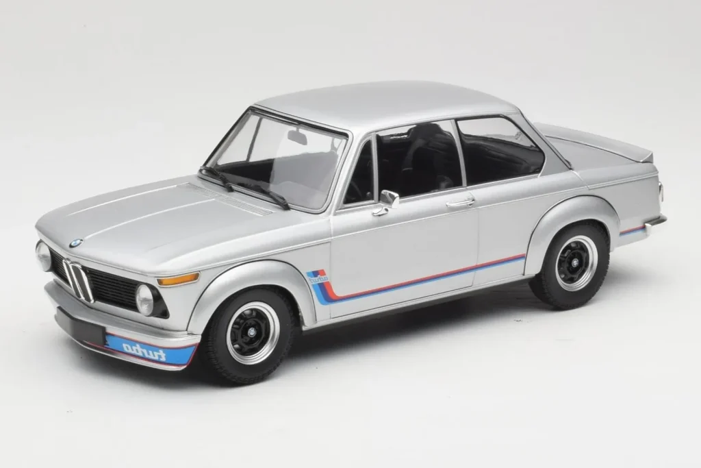โมเดลรถ 1:18 BMW Turbo E10 ปี 2002 สีเงิน Minichamps (มือสอง)