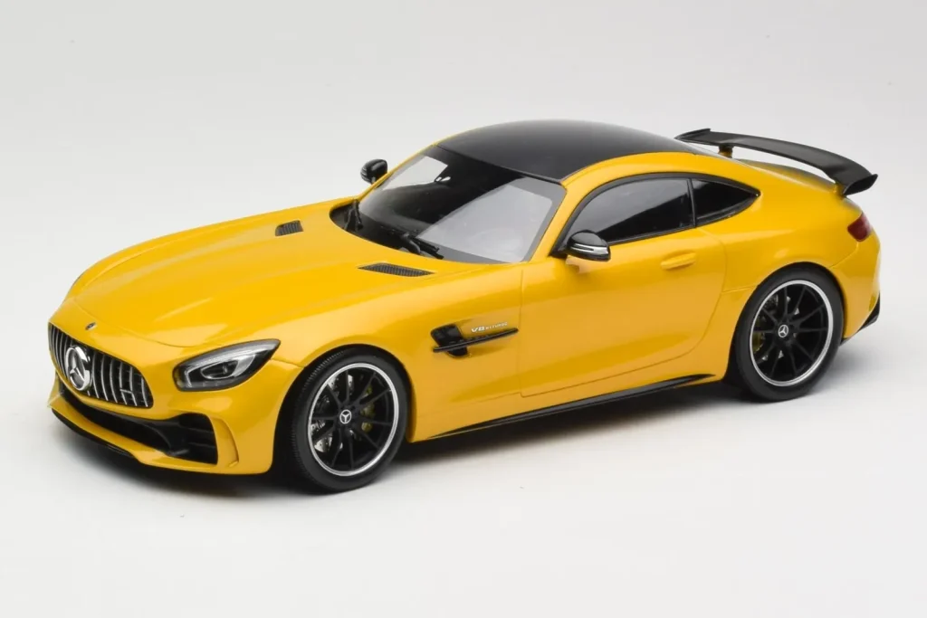 Model 1:18 Mercedes AMG GT R C190 yellow Minichamps