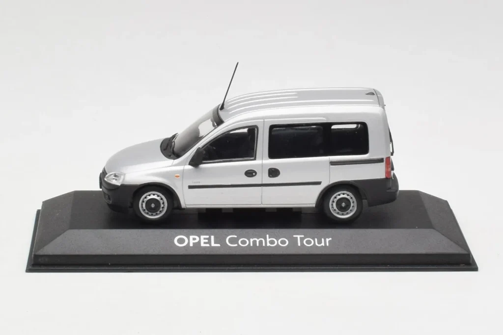 Model 1:43 Opel Combo C silver Minichamps