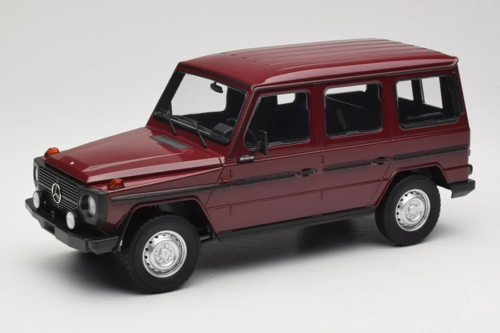 โมเดลรถ 1:18 Mercedes G-Class W460 LWB Dark Red Minichamps (มือสอง)