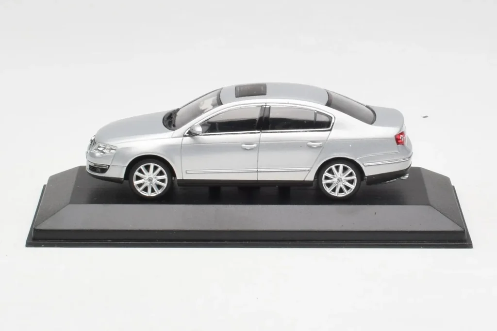โมเดลรถ 1:43 Volkswagen Passat B6 สีเงิน Minichamps (มือสอง)