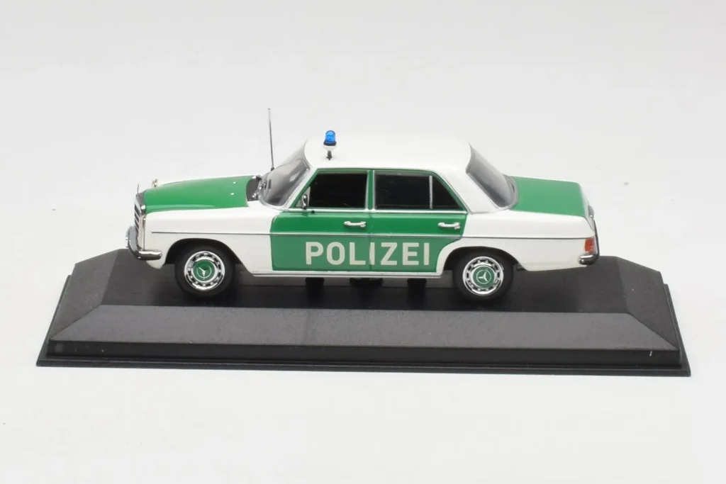 โมเดลรถ 1:43 Mercedes 200 W115 Police Minichamps (มือสอง)