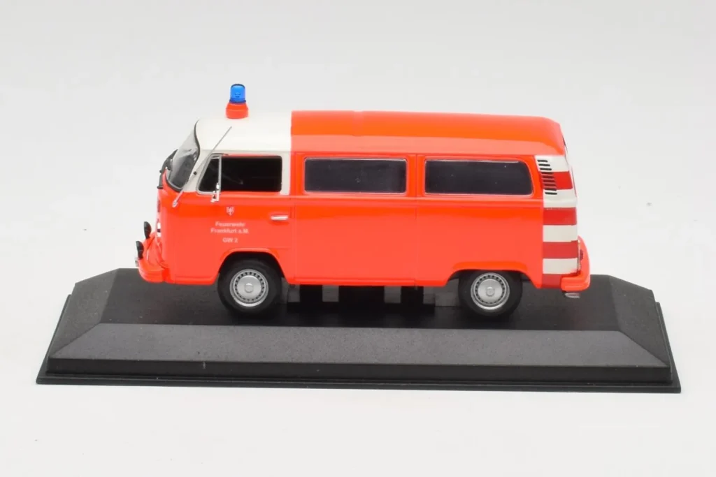 โมเดลรถ 1:43 Volkswagen T2 Bus Fire Department Frankfurt Red Bumpers Minichamps (มือสอง)