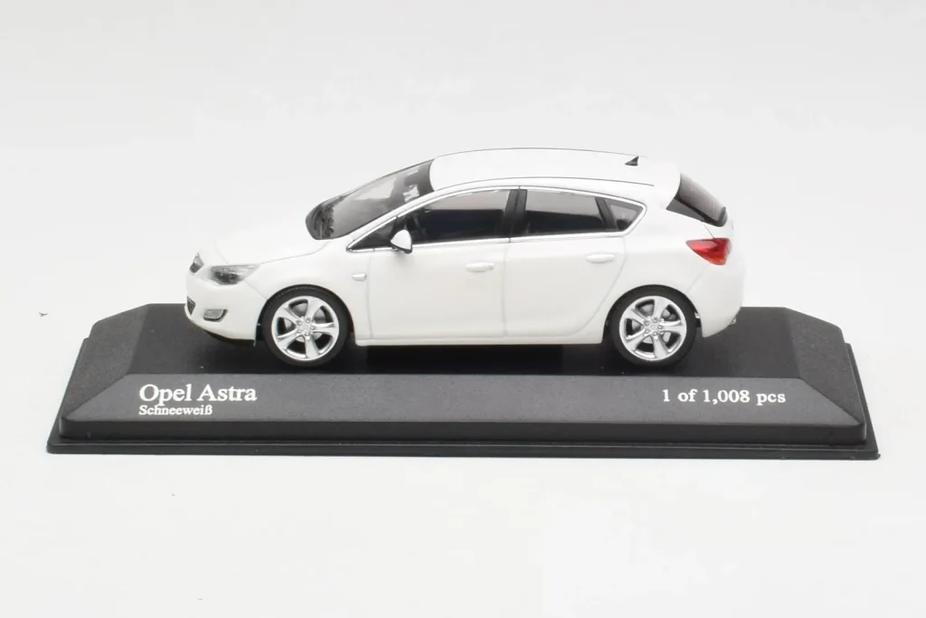 Model 1:43 Opel Astra J white Minichamps