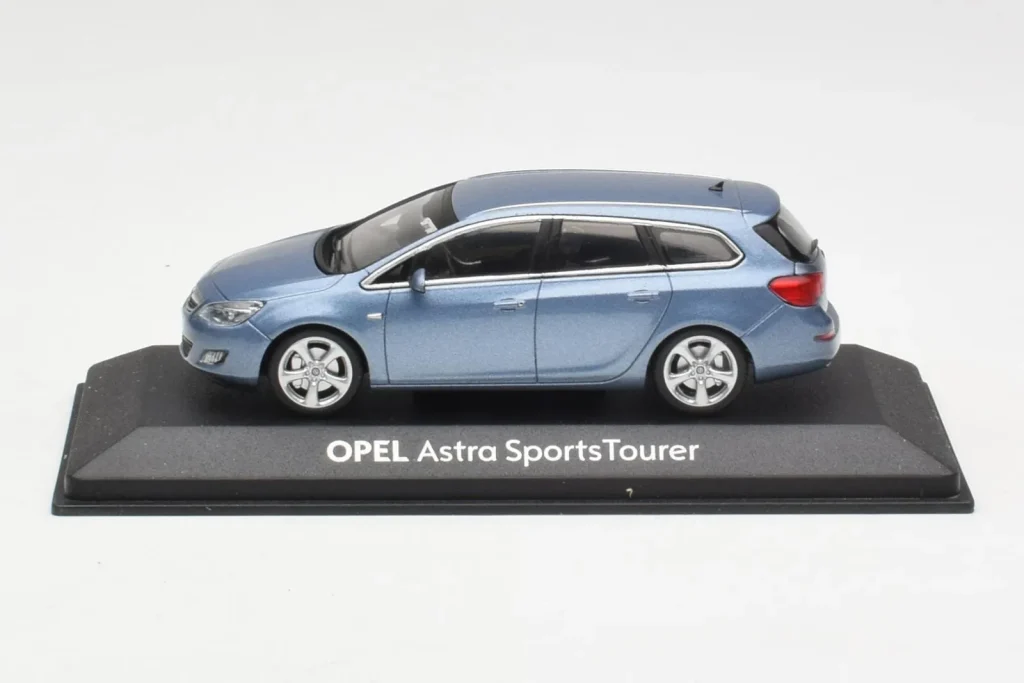 Model 1:43 Opel Astra J Sports Tourer metallic blue Minichamps