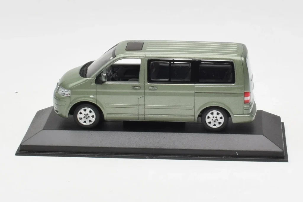 Model 1:43 Volkswagen T5 Bus Fresco green Minichamps