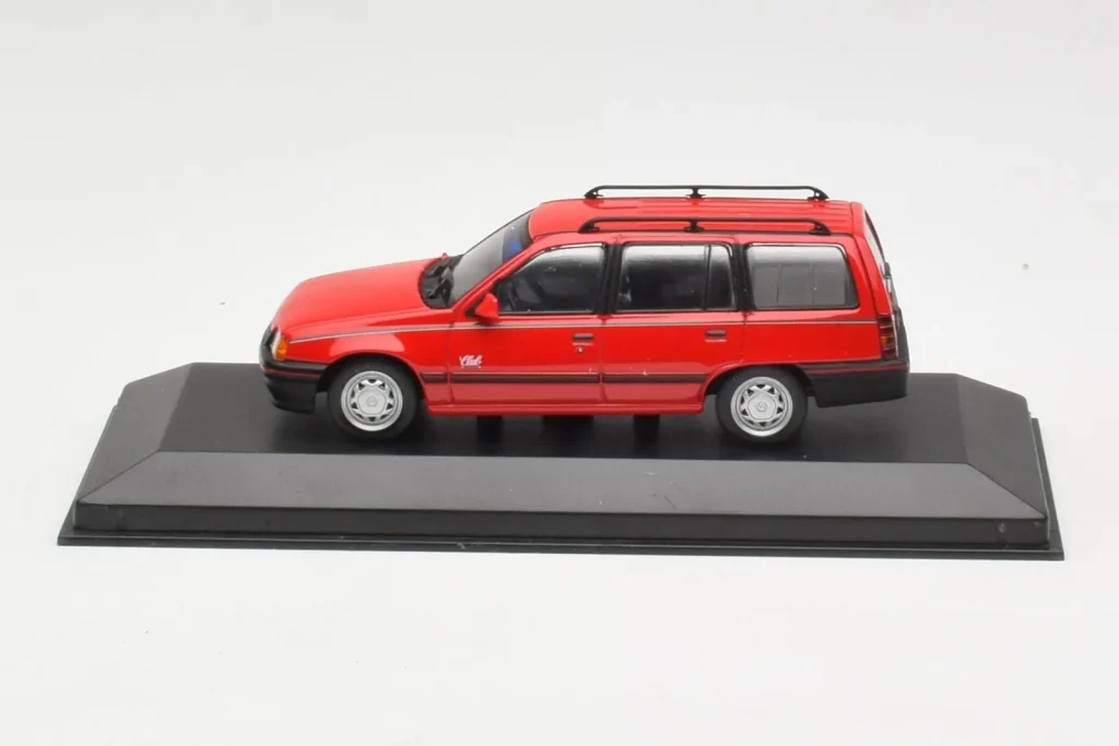 Model 1:43 Opel Kadett E Club Station Wagon red Minichamps