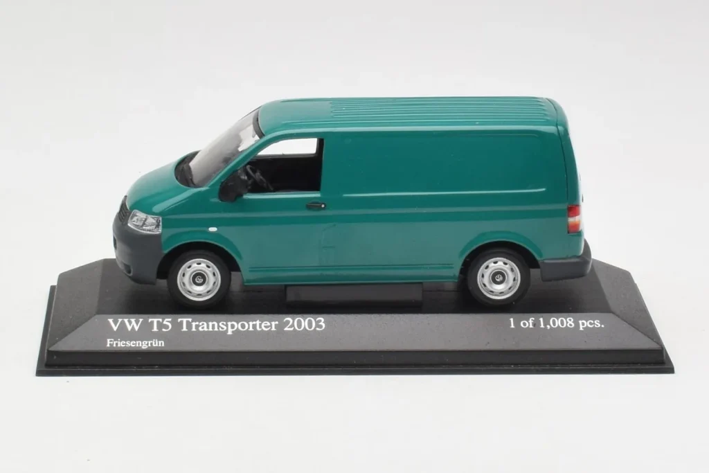 Model 1:43 Volkswagen T5 Transporter green Minichamps