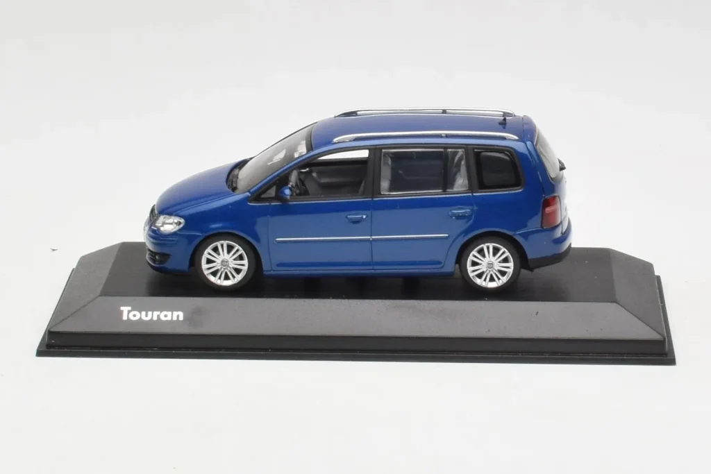 โมเดลรถ 1:43 Volkswagen Touran สีน้ำเงิน Minichamps (มือสอง)