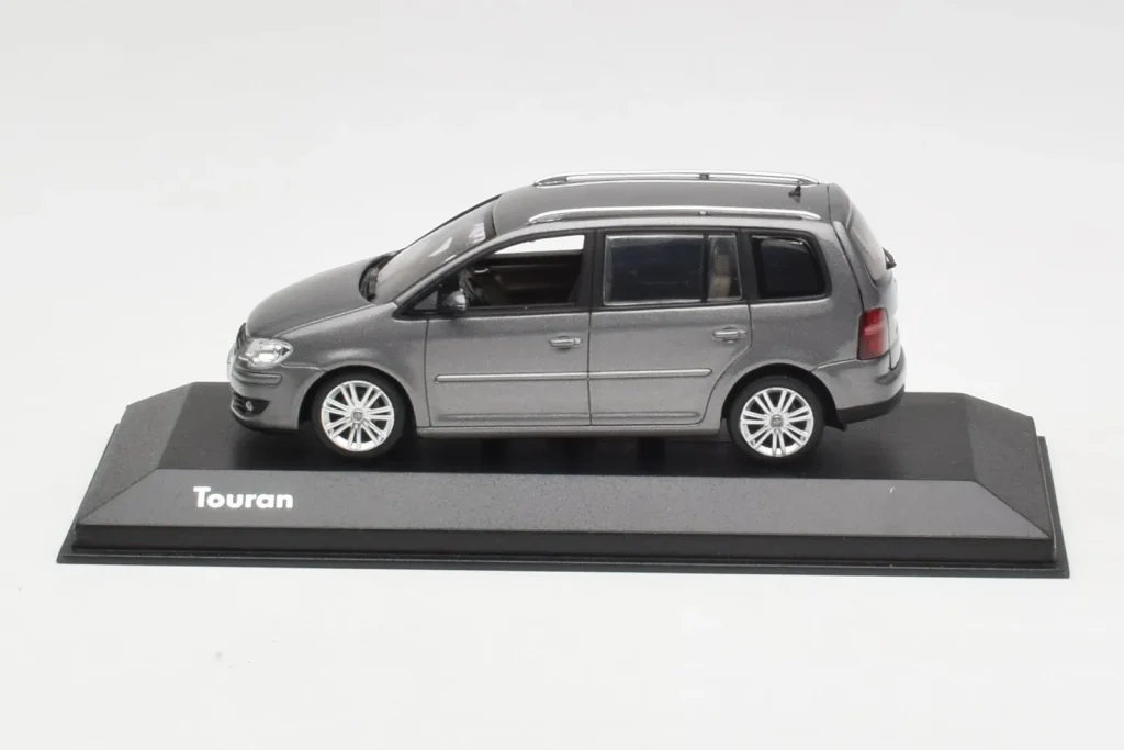 โมเดลรถ 1:43 Volkswagen Touran Sport Platinum สีเทา Minichamps (มือสอง)
