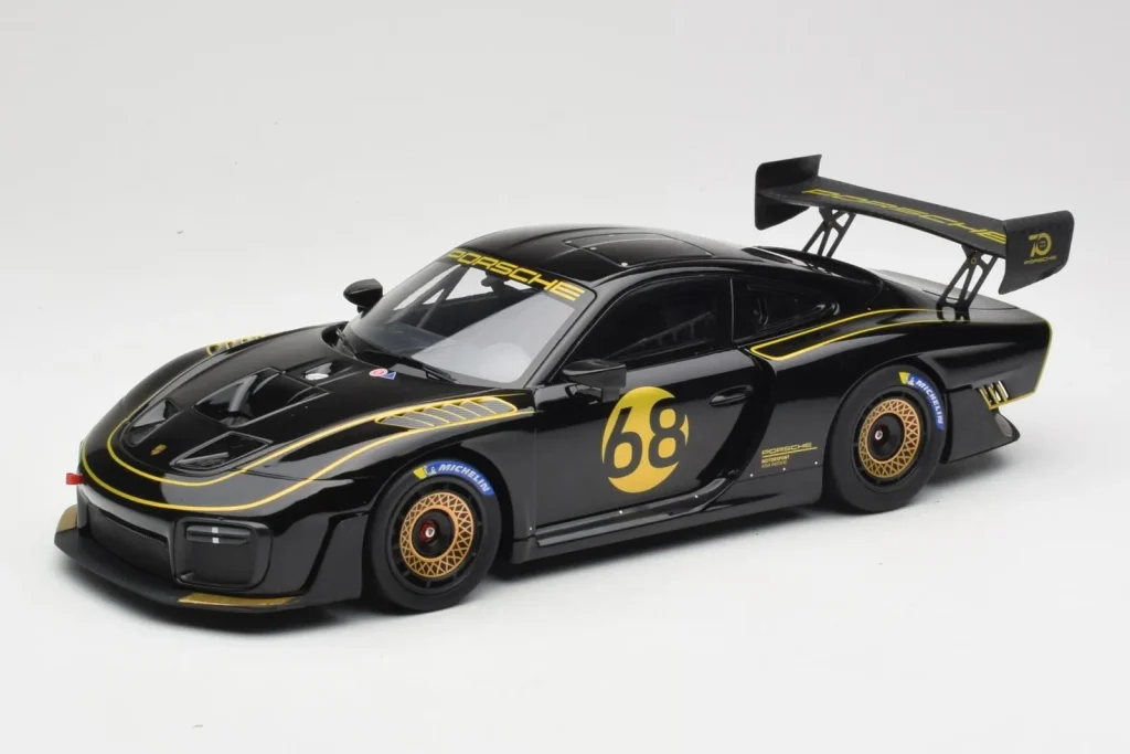 โมเดลรถ 1:18 Porsche 935/19 Black with Gold Stripes Minichamps (มือสอง)