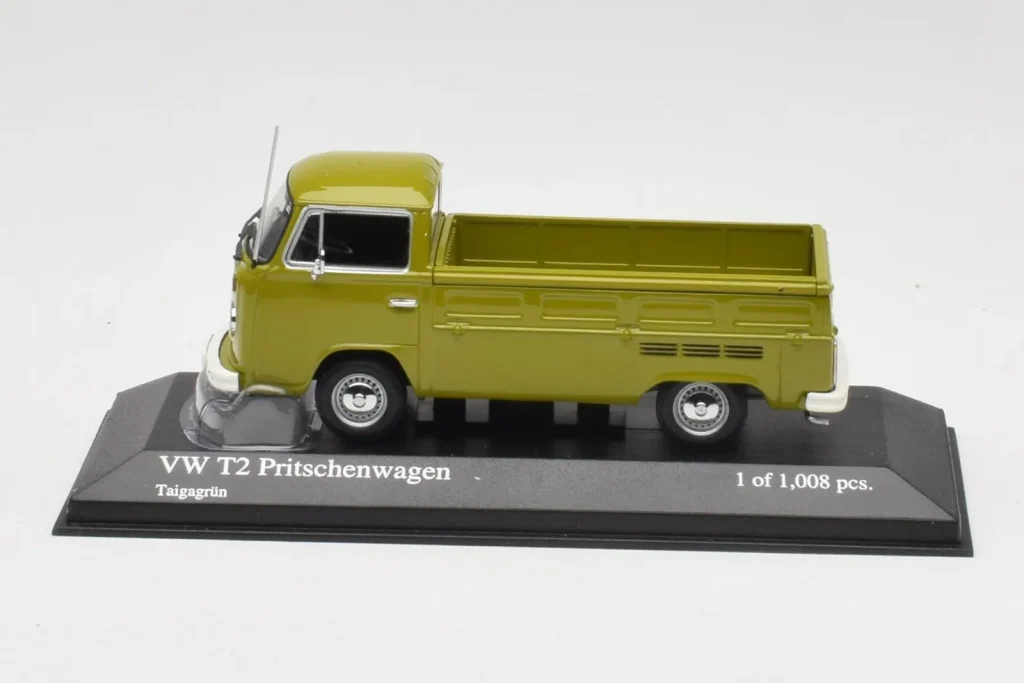 โมเดลรถ 1:43 Volkswagen T2 Flatbed สีเขียว Minichamps (มือสอง)