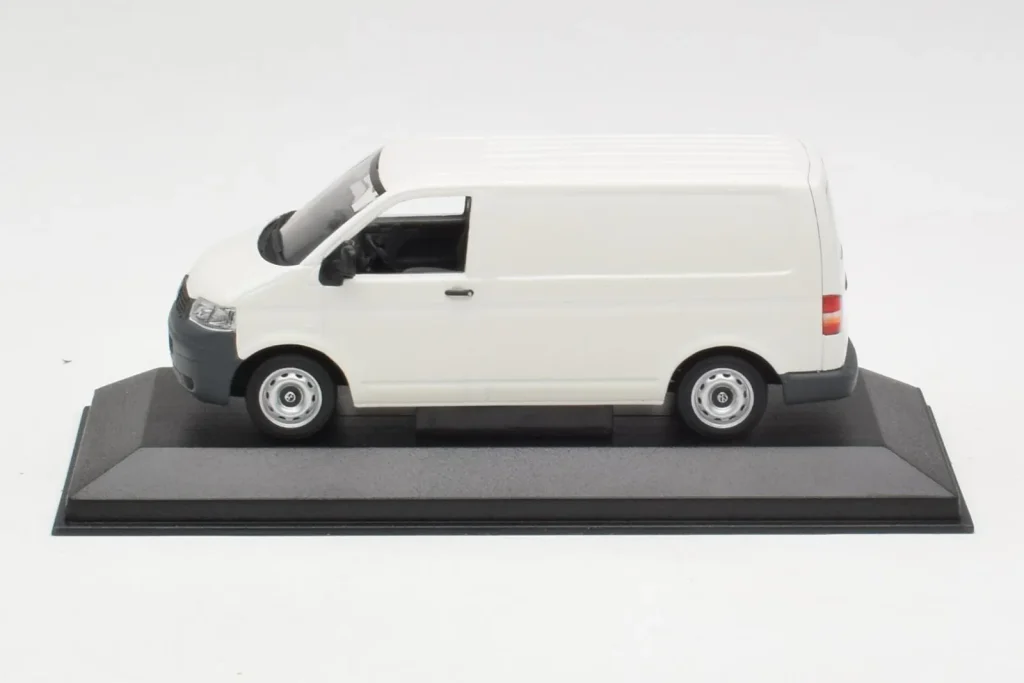 โมเดลรถ 1:43 Volkswagen T5 Transporter สีขาว Minichamps (มือสอง)