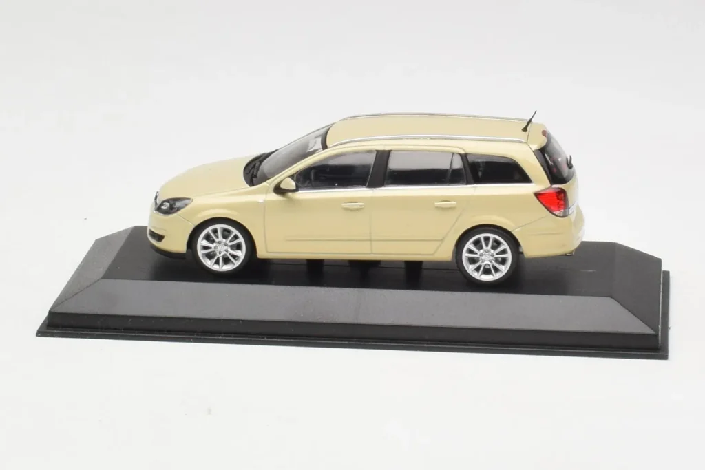 โมเดลรถ 1:43 Opel Astra H Estate สีเหลือง Minichamps (มือสอง)