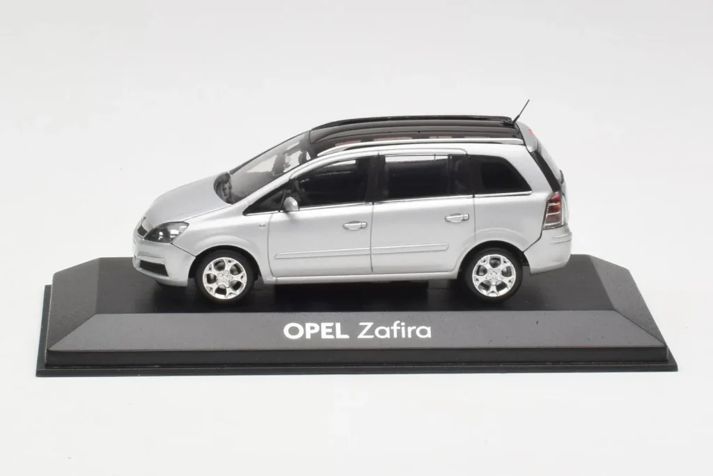 โมเดลรถ 1:43 Opel Zafira B สีเงิน Minichamps (มือสอง)