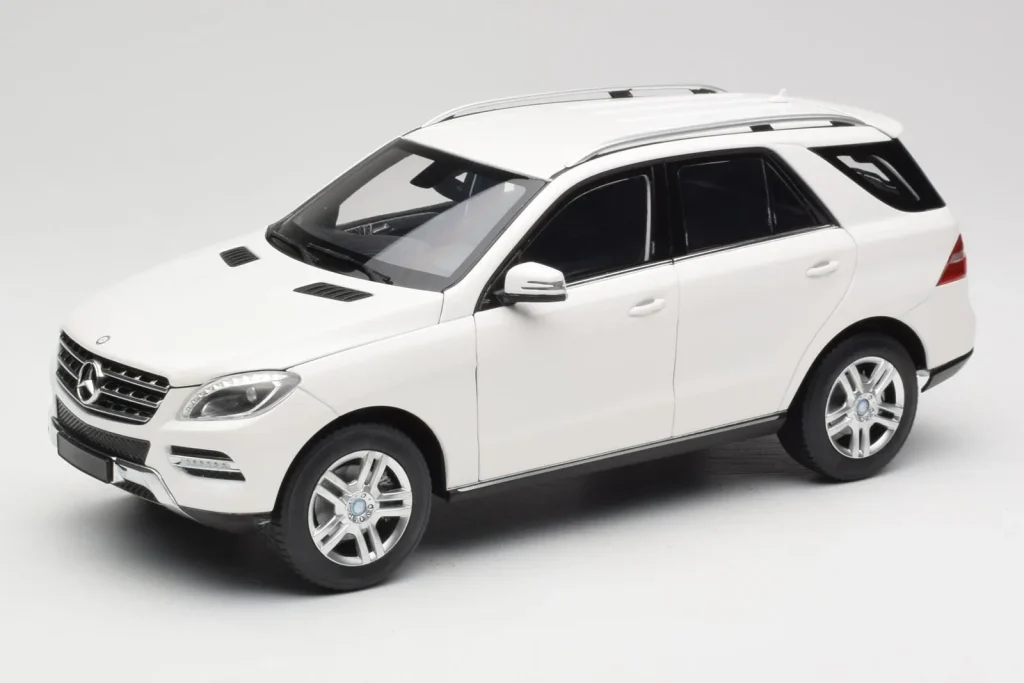 โมเดลรถ 1:18 Mercedes ML W166 สีขาว Minichamps (มือสอง)
