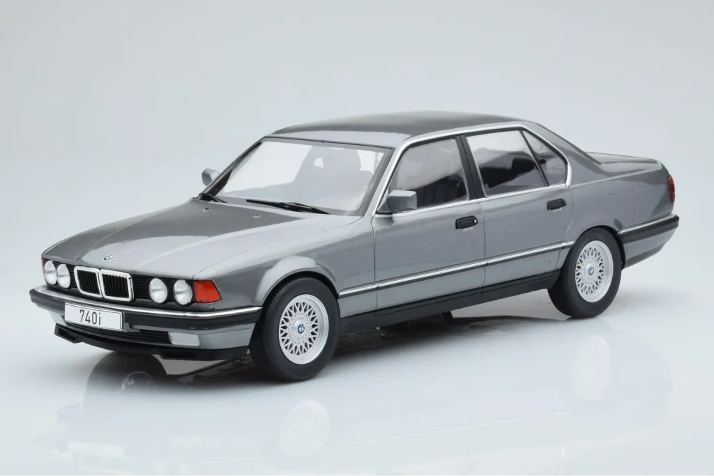 车型 1:18 BMW 7 Series E32 740i 银色 MCG