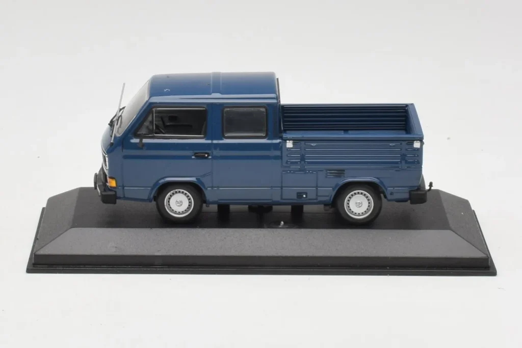 โมเดลรถ 1:43 Volkswagen T3 Double Cab Flatbed สีน้ำเงิน Minichamps (มือสอง)