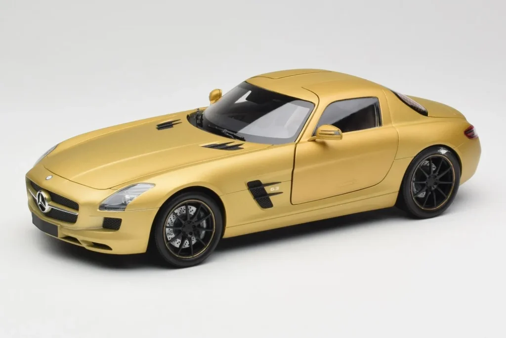 โมเดลรถ 1:18 Mercedes AMG SLS C197 สีทอง Minichamps (มือสอง)