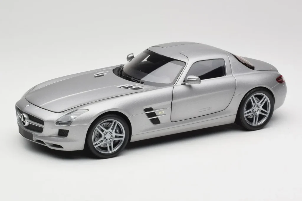 โมเดลรถ 1:18 Mercedes AMG SLS C197 สีเทาเมทัลลิก Minichamps (มือสอง)