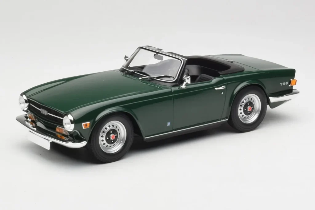 โมเดลรถ 1:18 Triumph TR6 PI Dark Green Minichamps (มือสอง)