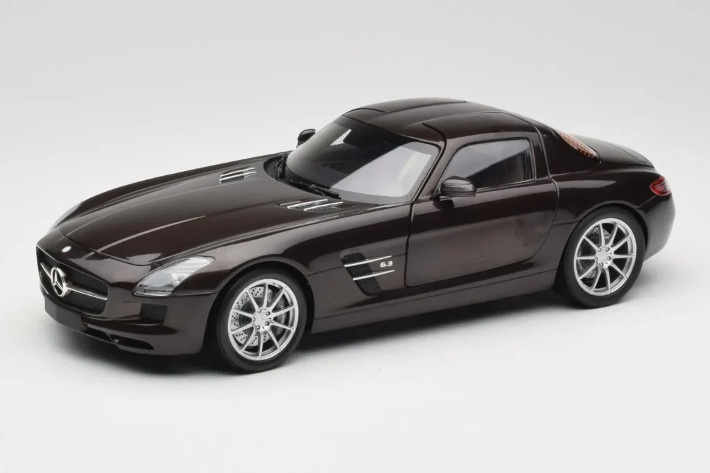 โมเดลรถ 1:18 Mercedes AMG SLS C197 สีน้ำตาลเมทัลลิก Minichamps (มือสอง)
