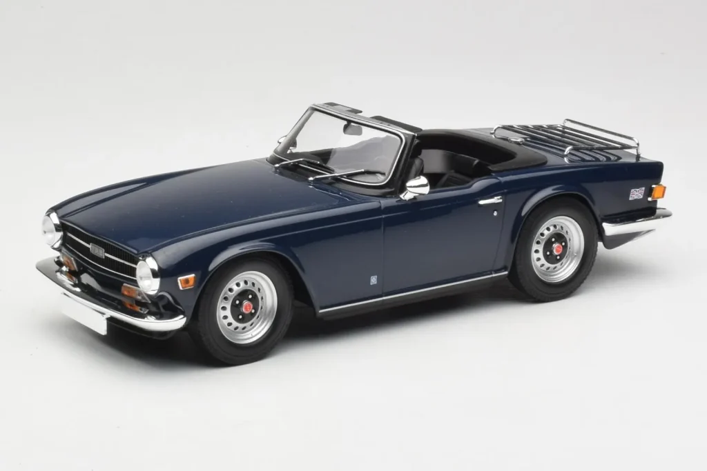 โมเดลรถ 1:18 Triumph TR6 PI Dark Blue Minichamps (มือสอง)