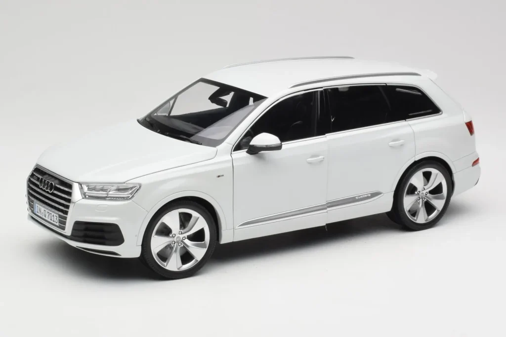 车型 1:18 Audi Q7 4M 白色 Minichamps