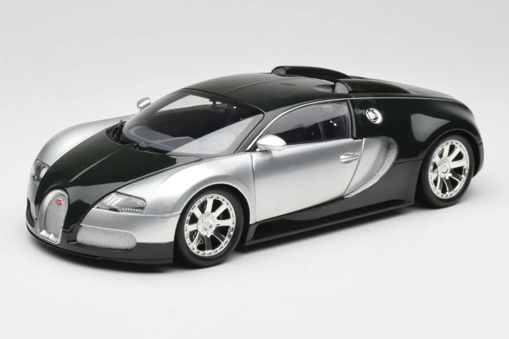 Model 1:18 Bugatti Veyron Edition Centenaire Chrome green Minichamps