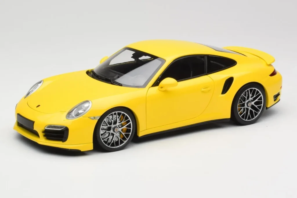 โมเดลรถ 1:18 Porsche 911 991 Turbo S Yellow With Silver Wheels Minichamps (มือสอง)