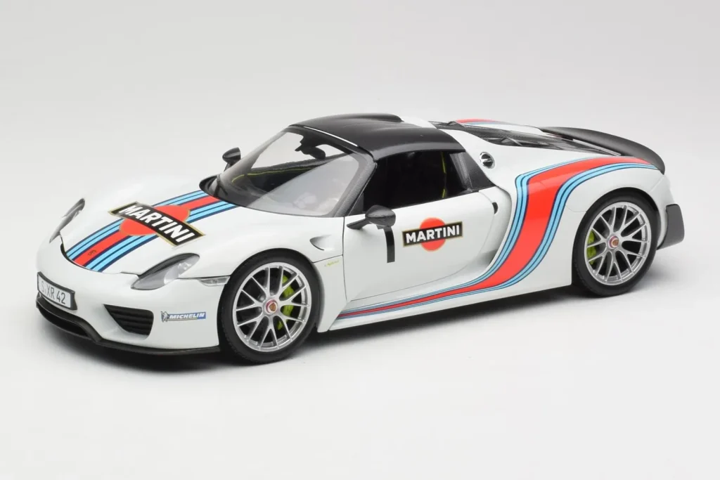 Model 1:18 Porsche 918 Spyder Weissach Package Martini Minichamps