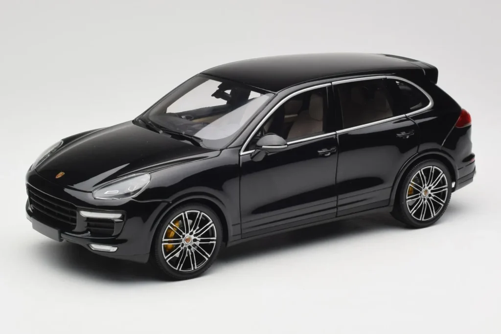 โมเดลรถ 1:18 Porsche Cayenne Turbo S 958 สีดำเมทัลลิก Minichamps (มือสอง)