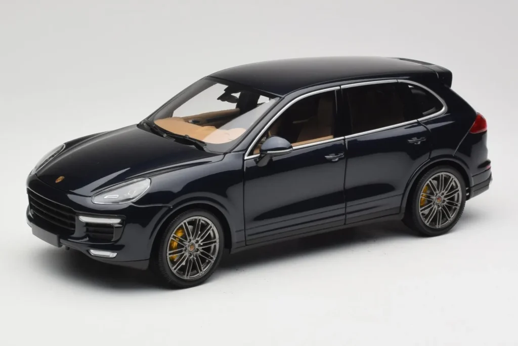 โมเดลรถ 1:18 Porsche Cayenne Turbo S 958 สีน้ำเงินเมทัลลิก Minichamps (มือสอง)