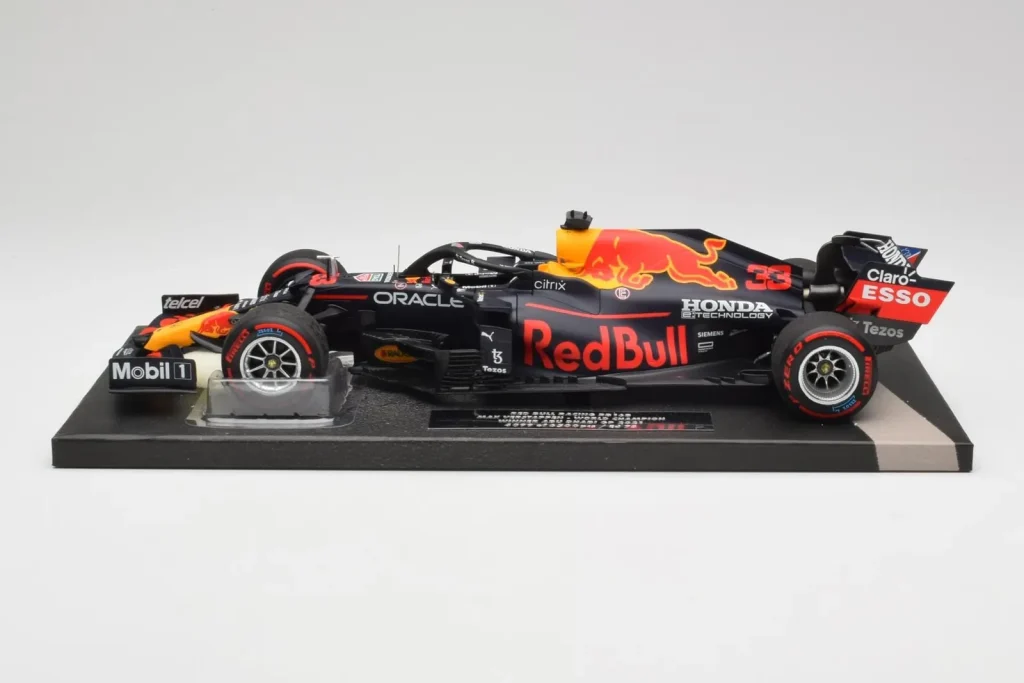 โมเดลรถ 1:18 Red Bull RB16B #33 M. Verstappen Abu Dhabi GP Winner Missing Figurine & Pitboard ปี 2021 Minichamps (มือสอง)