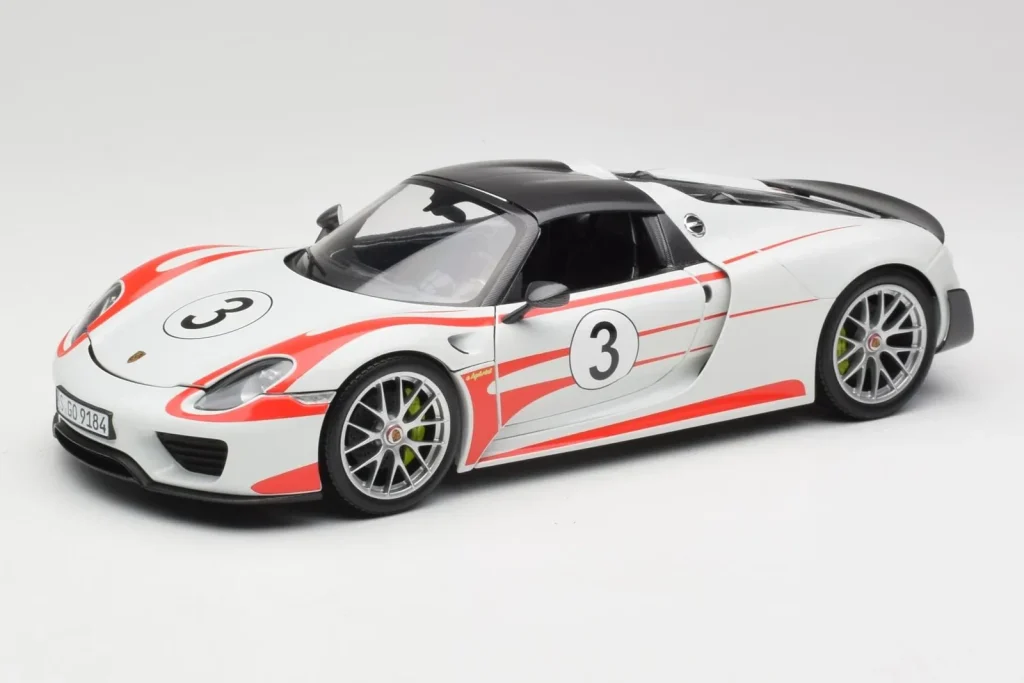 Model 1:18 Porsche 918 Spyder Weissach Package Salzburg Minichamps