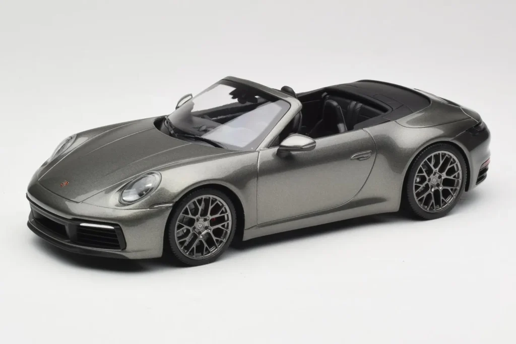โมเดลรถ 1:18 Porsche 911 992 Carrera 4S Cabriolet Mamba สีเขียวเมทัลลิก Minichamps (มือสอง)