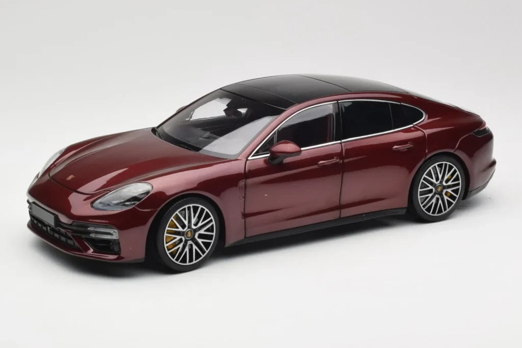 车型 1:18 Porsche Panamera 971 Turbo S 金属红 Minichamps