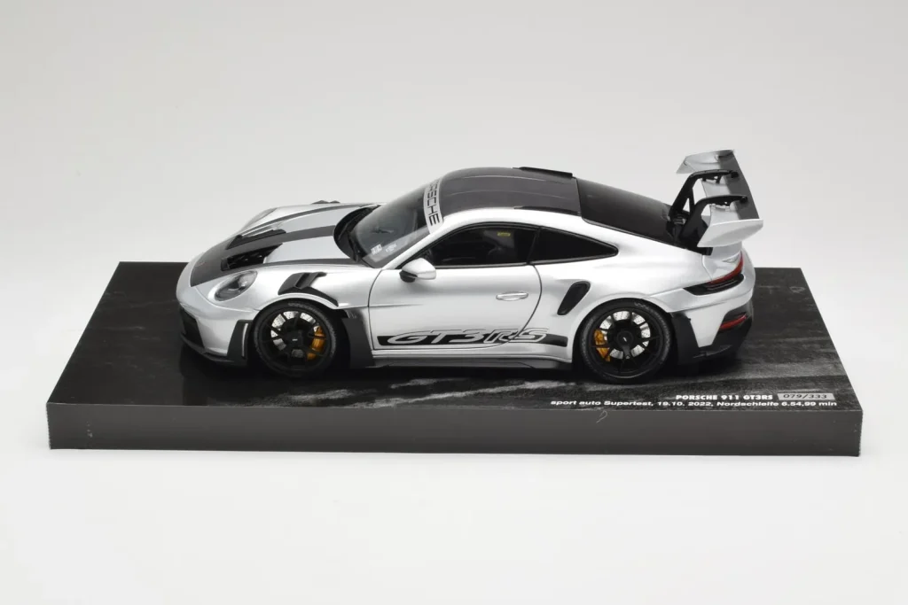 Model 1:18 Porsche 911 992 GT3 RS Silver Weissach Package Minichamps