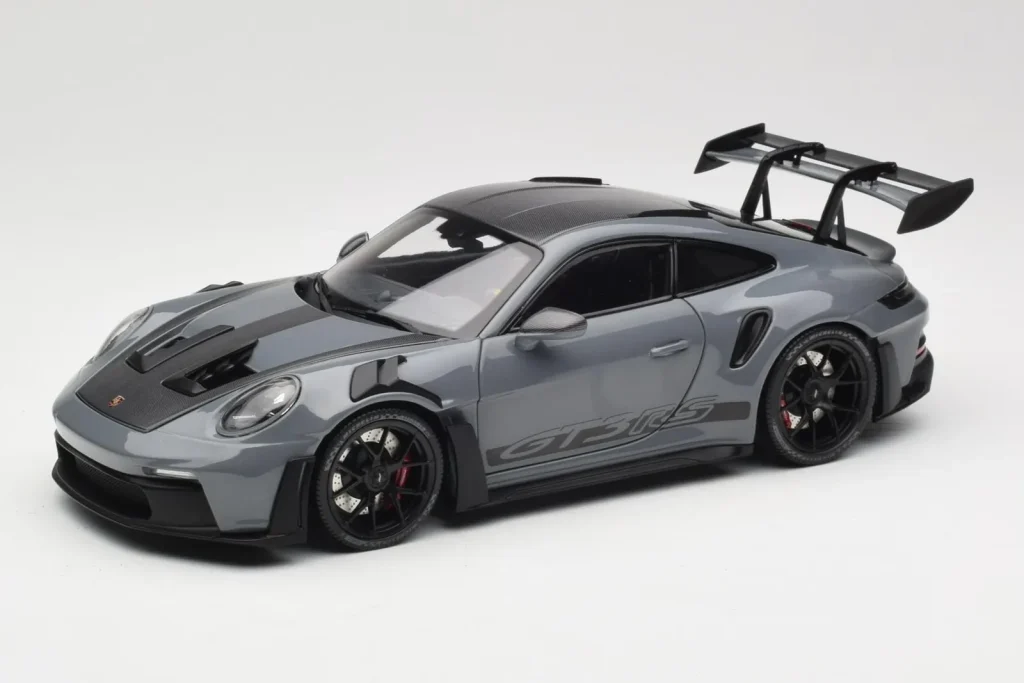 Model 1:18 Porsche 911 992 GT3 RS Crayon Weissach Package & Black Wheels Minichamps