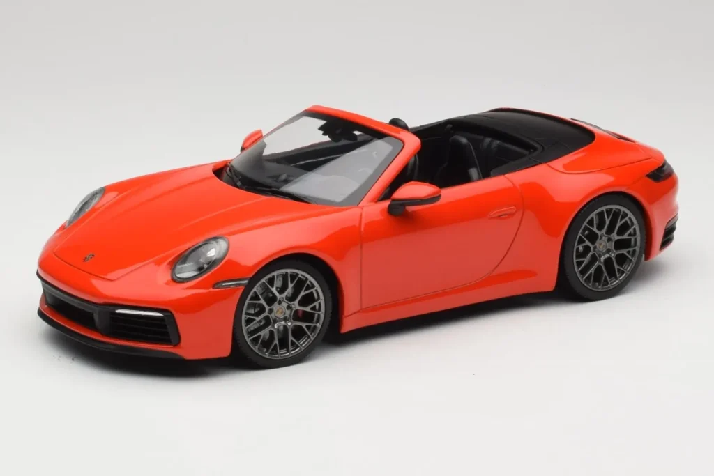 Model 1:18 Porsche 911 992 Carrera 4S Cabriolet orange Minichamps